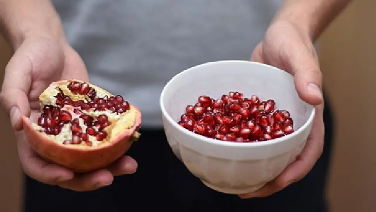 ദിവസവും മാതളം കഴിക്കുന്നത് ശീലമാക്കൂ, ഗുണങ്ങൾ ചെറുതൊന്നുമല്ല ദിവസവും മാതളം കഴിക്കുന്നത് ശീലമാക്കൂ, ഗുണങ്ങൾ ചെറുതൊന്നുമല്ല