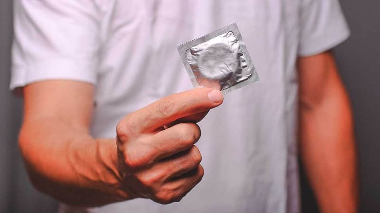 condom : കോണ്ടം ധരിക്കാതെ ലെെം​ഗിക ബന്ധത്തിലേർപ്പെടുന്നു; കോണ്ടം വിൽപനയിൽ വൻ ഇടിവ്
