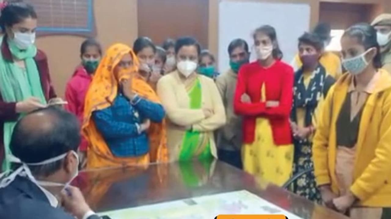 अलवर गैंगरेप केस में न्याय मांगने पहुंची छात्राओं को कलेक्टर की धमकी, कहा पढ़ने आती हो या राजनीति करने...
