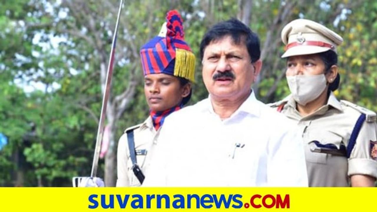 ಗೃಹ ಸಚಿವರ ಮನೆಗೆ ಮುತ್ತಿಗೆ ಪ್ರಕರಣ: ಆರಗ ಜ್ಞಾನೇಂದ್ರ ನಿವಾಸದ ಎದುರು ಖಾಕಿ ಬಂದೋಬಸ್ತ್ ಗೃಹ ಸಚಿವರ ಮನೆಗೆ ಮುತ್ತಿಗೆ ಪ್ರಕರಣ: ಆರಗ ಜ್ಞಾನೇಂದ್ರ ನಿವಾಸದ ಎದುರು ಖಾಕಿ ಬಂದೋಬಸ್ತ್