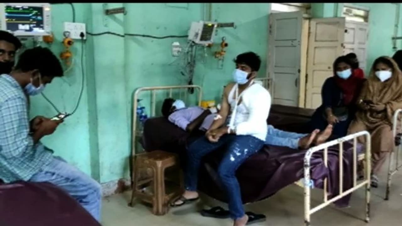 പൂക്കൊളത്തൂർ സ്കൂളിലെ അധ്യാപക വിദ്യാർത്ഥി സംഘർഷം: പൊലീസ് നാല് കേസുകളെടുത്തു പൂക്കൊളത്തൂർ സ്കൂളിലെ അധ്യാപക വിദ്യാർത്ഥി സംഘർഷം: പൊലീസ് നാല് കേസുകളെടുത്തു