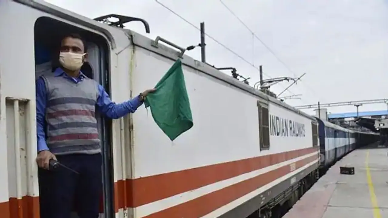 Indian Railway News : ट्रेन के गार्ड अब कहलाएंगे ट्रेन मैनेजर,  रेलवे ने तत्काल प्रभाव से किया पदनाम में बदलाव