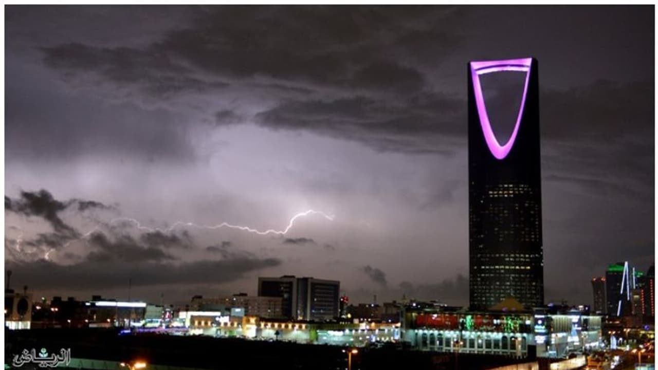 Rain in Saudi : സൗദിയില് മഴയും പ്രളയവും, മക്കയില് മഴവെള്ളപ്പാച്ചിലില് കുടുങ്ങിയവരെ രക്ഷപ്പെടുത്തി Rain in Saudi : സൗദിയില് മഴയും പ്രളയവും, മക്കയില് മഴവെള്ളപ്പാച്ചിലില് കുടുങ്ങിയവരെ രക്ഷപ്പെടുത്തി