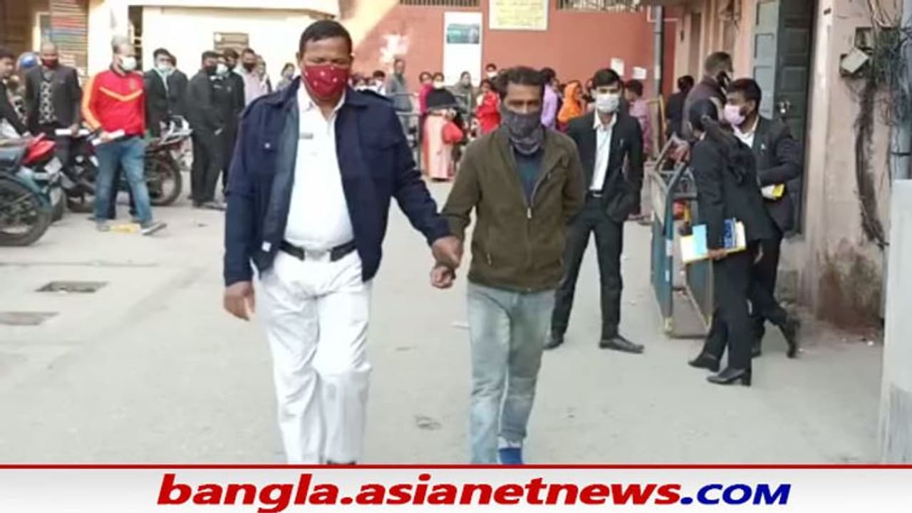 চলন্ত ট্রেনেই অভিযান রাজস্ব দপ্তরের গোয়েন্দাদের, প্রায় ৫০ লক্ষ টাকার সোনার বিস্কুট সহ ধৃত ১