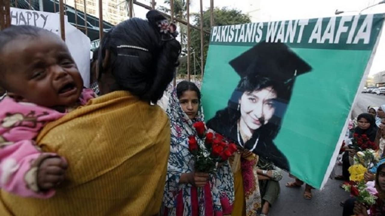Lady al Qaida के नाम से कुख्यात है पाकिस्तान की Aafia Siddiqui, काट रही 86 साल जेल की सजा Lady al Qaida के नाम से कुख्यात है पाकिस्तान की Aafia Siddiqui, काट रही 86 साल जेल की सजा