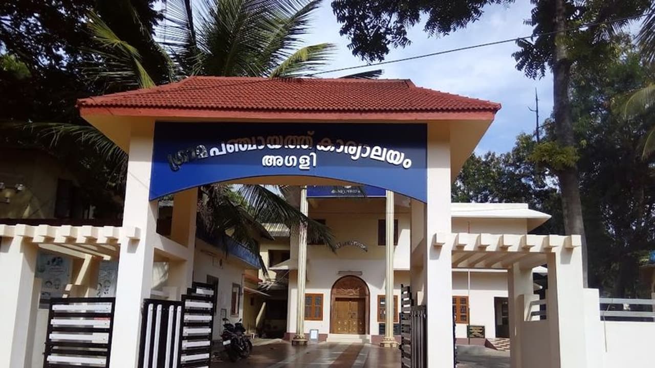 അംഗപരിമിതയായ യുവതിയെ പഞ്ചായത്ത് സെക്രട്ടറി അധിക്ഷേപിച്ചതായി പരാതി അംഗപരിമിതയായ യുവതിയെ പഞ്ചായത്ത് സെക്രട്ടറി അധിക്ഷേപിച്ചതായി പരാതി