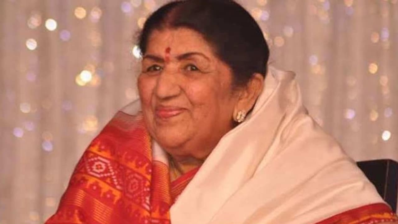 Lata Mangeshkar Health Update : ICU में चल रहा इलाज, सेहत को लेकर डॉक्टर ने कही ये बड़ी बात Lata Mangeshkar Health Update : ICU में चल रहा इलाज, सेहत को लेकर डॉक्टर ने कही ये बड़ी बात