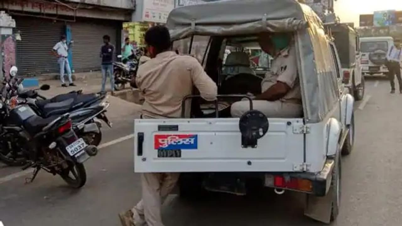 एक चोरी ऐसी भी: पिता ने घर में रखे 17 लाख रुपए, बेटे ने चुरा डाले..फिर आईफोन खरीद फ्लाइट से घूमने निकल पड़ा एक चोरी ऐसी भी: पिता ने घर में रखे 17 लाख रुपए, बेटे ने चुरा डाले..फिर आईफोन खरीद फ्लाइट से घूमने निकल पड़ा