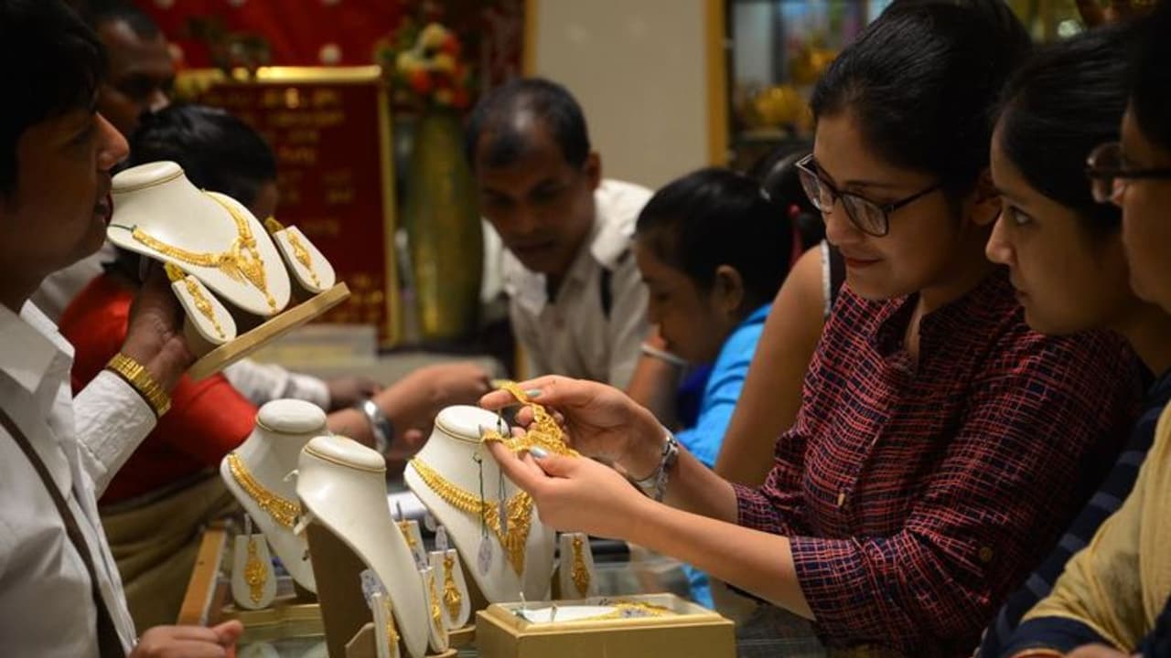 Gold Price Today নতুন বছরের আরও একটি নতুন মাস, জারি বিয়ের মরশুমও, এদিকে সোনার দামে ঘটল নামমাত্র পতন Gold Price Today নতুন বছরের আরও একটি নতুন মাস, জারি বিয়ের মরশুমও, এদিকে সোনার দামে ঘটল নামমাত্র পতন