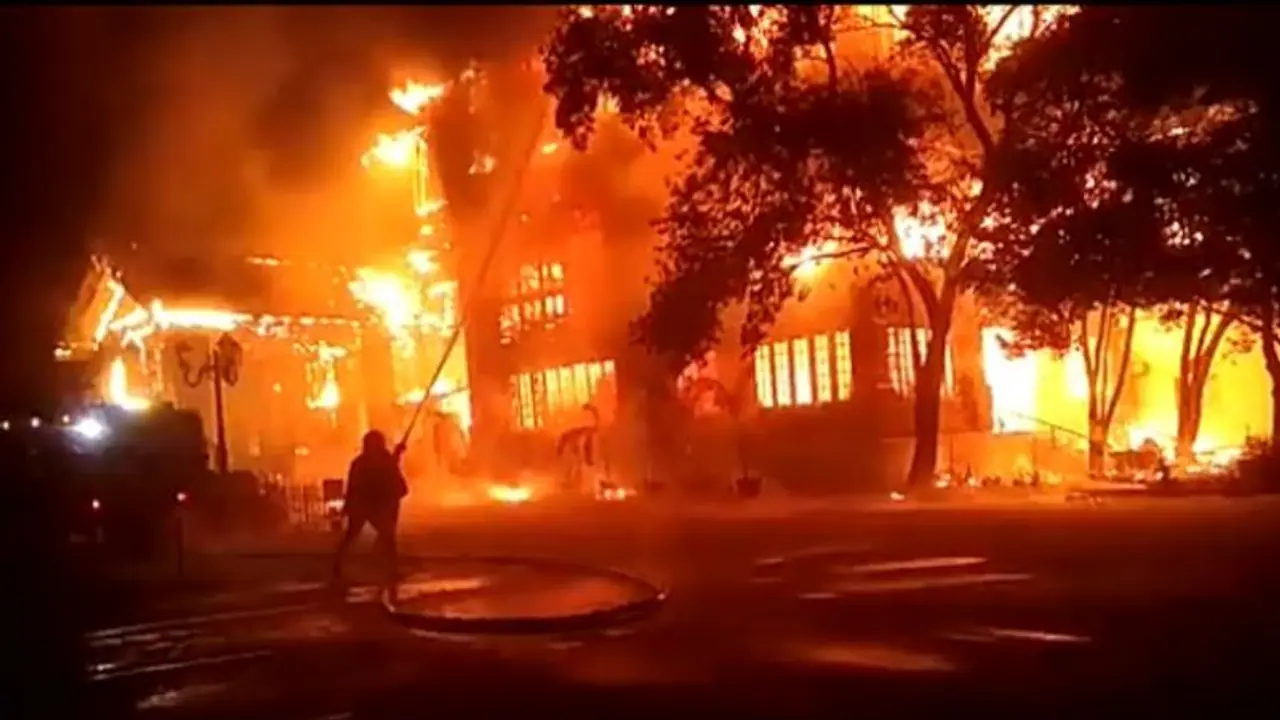 Fire Accident: ಅಗ್ನಿಗೆ ಆಹುತಿಯಾದ ಬ್ರಿಟಿಷರ ಕಾಲದ ಕ್ಲಬ್, ಪಾರಂಪರಿಕ ಕಟ್ಟಡದಲ್ಲಿ ಏನಿತ್ತು?