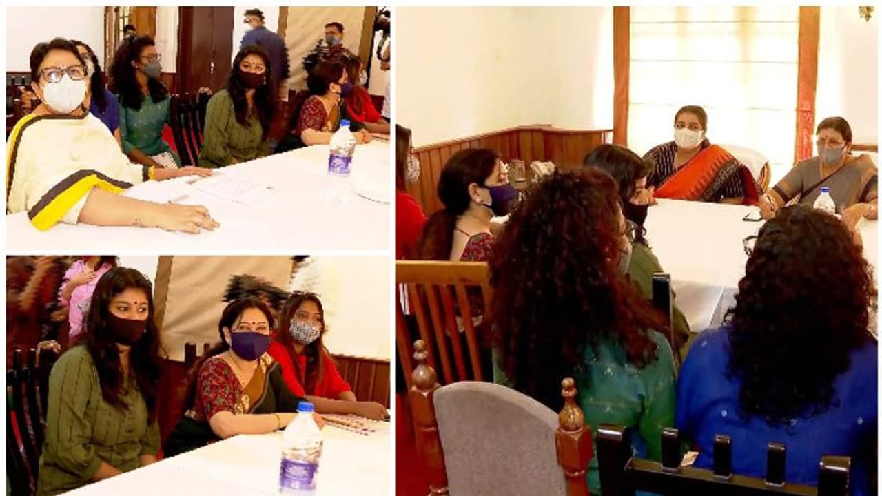 Actress assault case : നടിയെ ആക്രമിച്ച കേസിൽ നീതി തേടി ഡബ്ല്യൂസിസി, വനിത കമ്മീഷനുമായി കൂടിക്കാഴ്ച Actress assault case : നടിയെ ആക്രമിച്ച കേസിൽ നീതി തേടി ഡബ്ല്യൂസിസി, വനിത കമ്മീഷനുമായി കൂടിക്കാഴ്ച