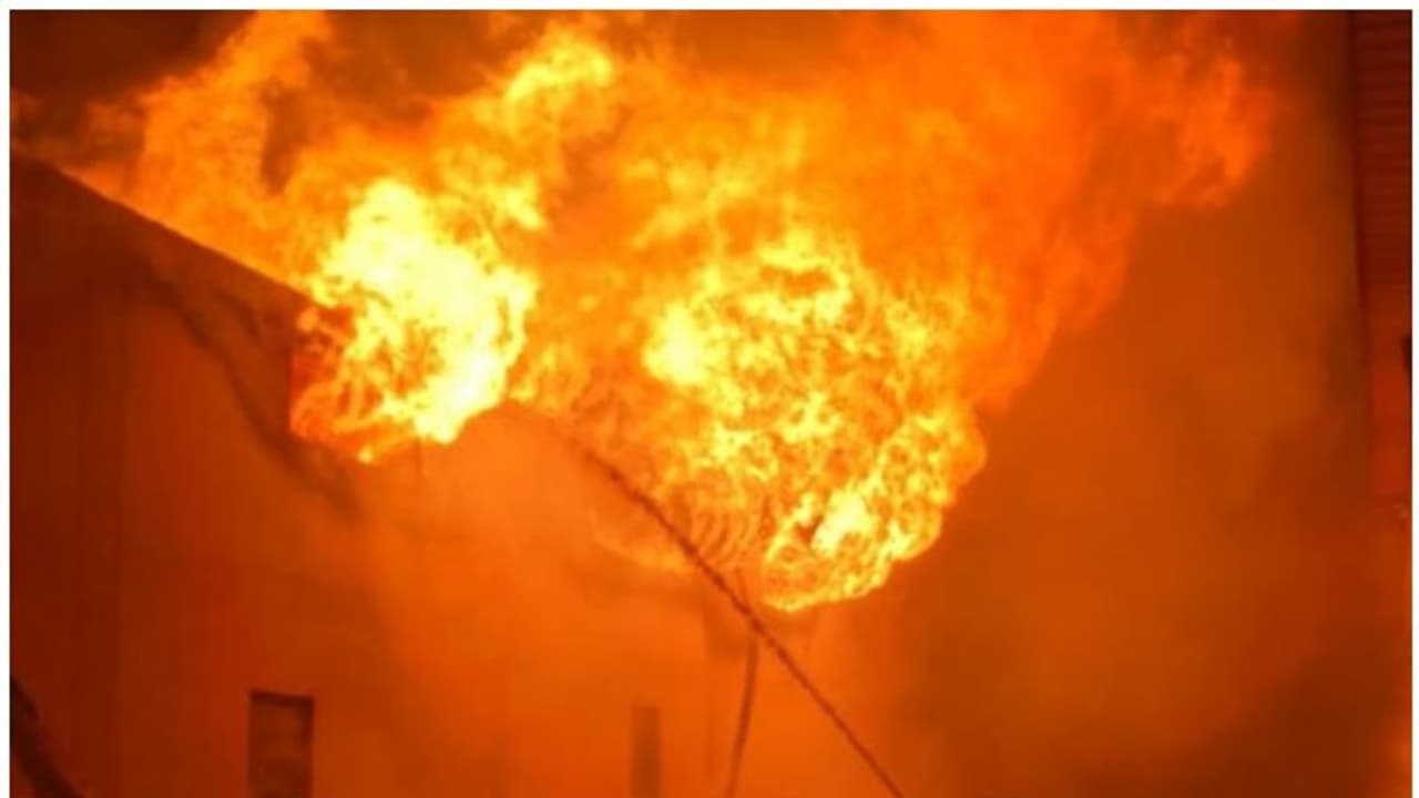 খিচুড়ি চচ্চড়ি খেয়ে বাড়িতে আগুন ধরিয়ে দিলেন ব্যবসায়ী, জেনে নিন তারপর কী হল খিচুড়ি চচ্চড়ি খেয়ে বাড়িতে আগুন ধরিয়ে দিলেন ব্যবসায়ী, জেনে নিন তারপর কী হল