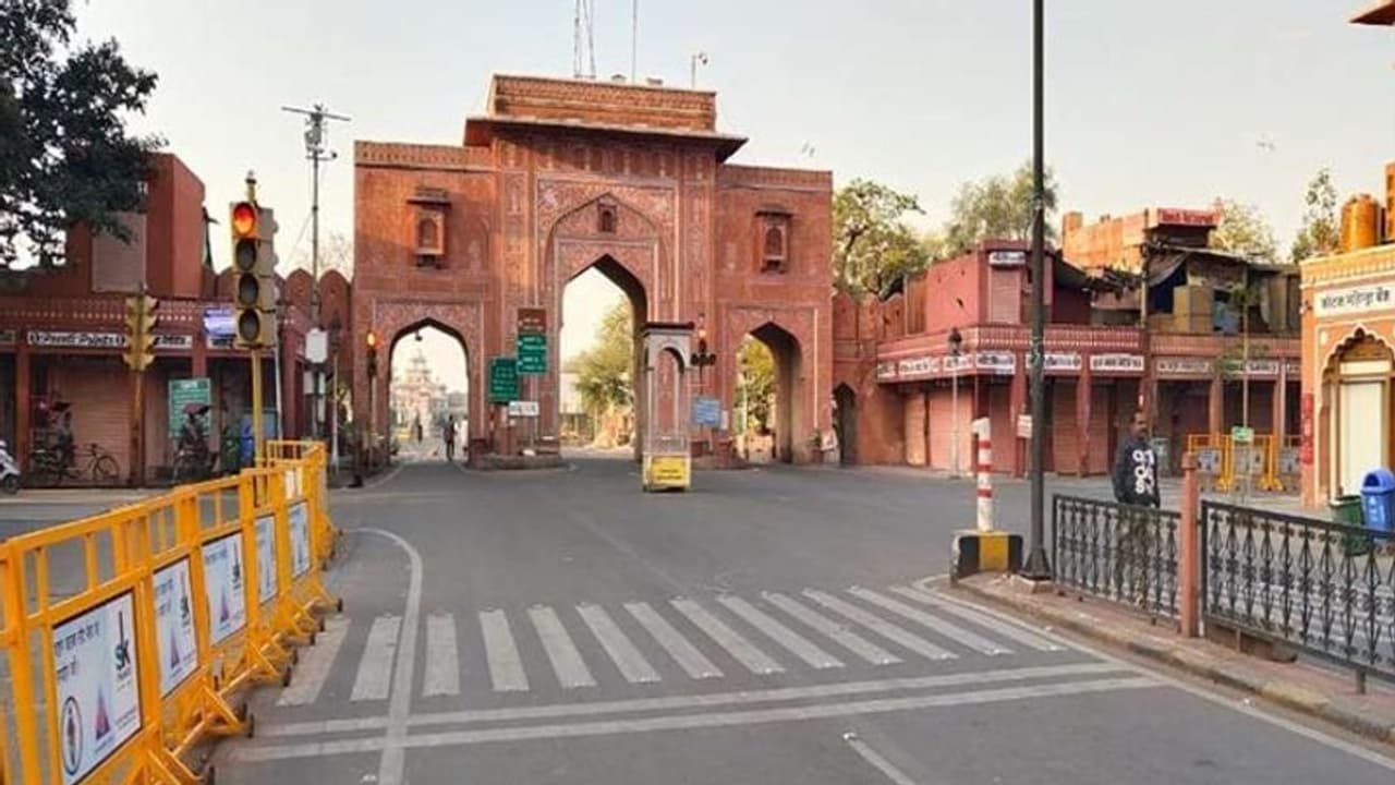 राजस्थान में कोरोना की थर्ड वेव का पहला वीकेंड कर्फ्यू लागू, इनको छोड़ सब कुछ बंद..सड़कों पर तैनात पुलिस राजस्थान में कोरोना की थर्ड वेव का पहला वीकेंड कर्फ्यू लागू, इनको छोड़ सब कुछ बंद..सड़कों पर तैनात पुलिस