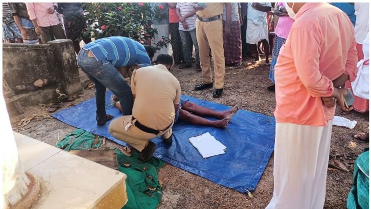 Suicide : ആലപ്പുഴ കൈനകരിയിൽ ഭാര്യക്ക് വിഷം കൊടുത്ത് ഭർത്താവ് തൂങ്ങിമരിച്ചു Suicide : ആലപ്പുഴ കൈനകരിയിൽ ഭാര്യക്ക് വിഷം കൊടുത്ത് ഭർത്താവ് തൂങ്ങിമരിച്ചു