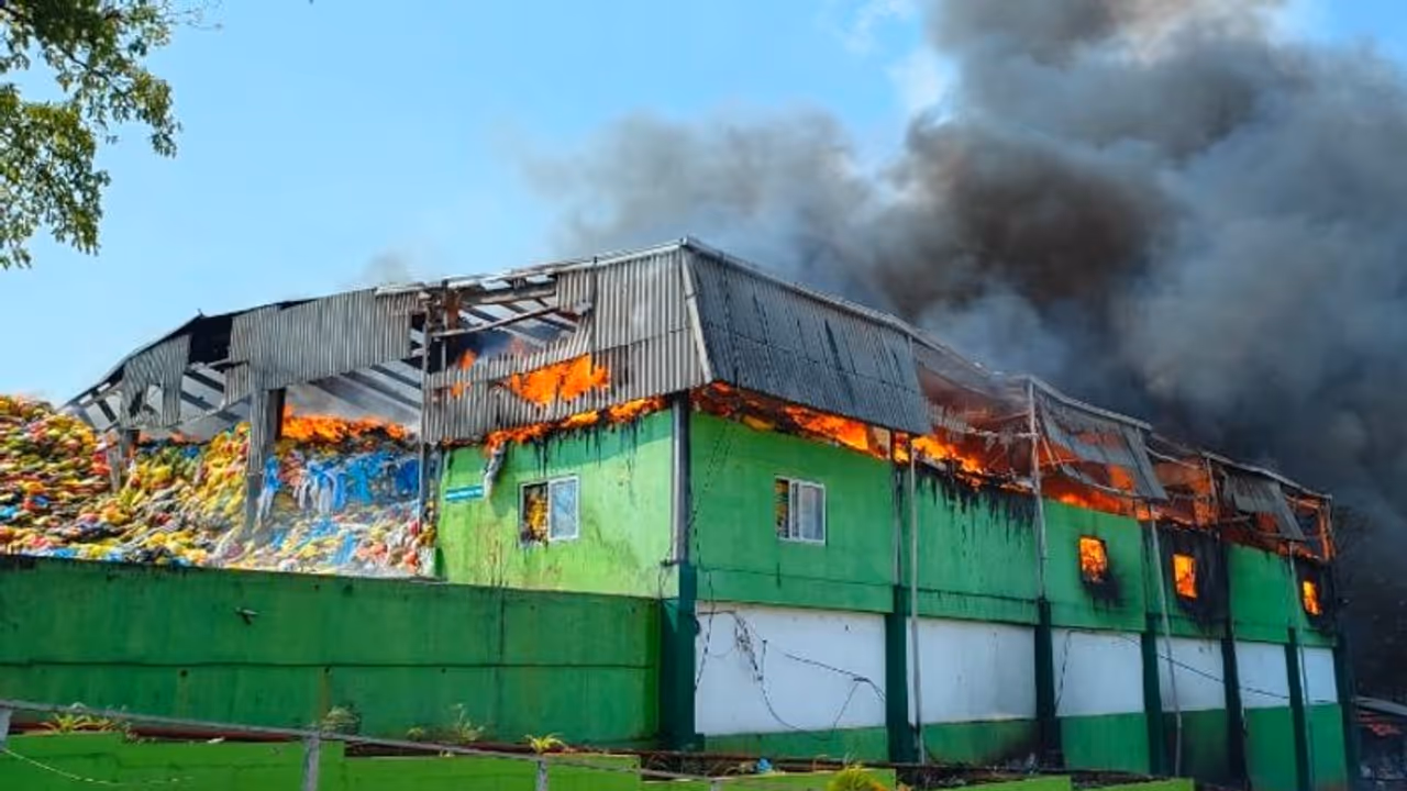 മലമ്പുഴ ആശുപത്രി മാലിന്യ പ്ലാൻ്റിലെ തീ അണയ്ക്കാനായില്ല, കത്തി തീരും വരെ കാക്കണമെന്ന് ഫയർഫോഴ്സ്