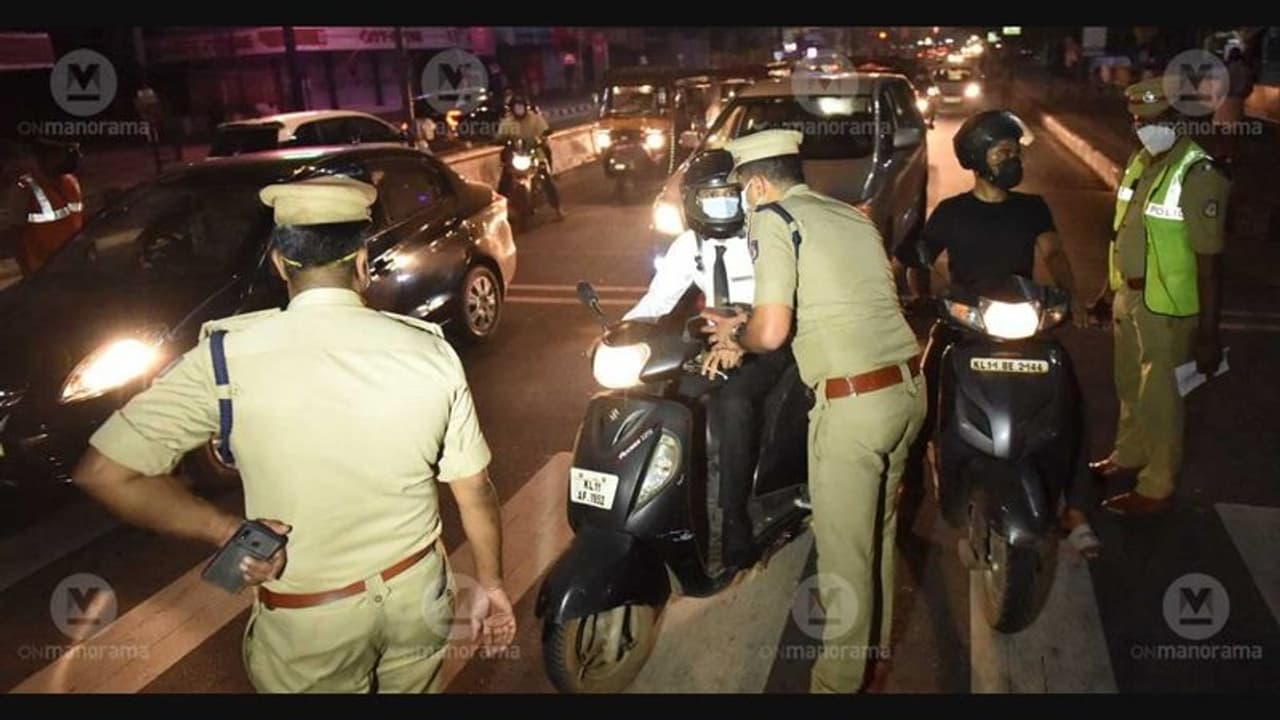 குடித்ததோ 150 ரூபாய்க்கு..! அபராதமோ 20000 ரூபாய்.! என்ன சார் நியாயம்.! போலீசாருடன் வாக்குவாதம் செய்த இளைஞர்கள் குடித்ததோ 150 ரூபாய்க்கு..! அபராதமோ 20000 ரூபாய்.! என்ன சார் நியாயம்.! போலீசாருடன் வாக்குவாதம் செய்த இளைஞர்கள்