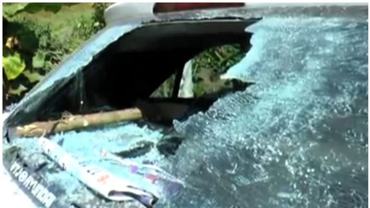 മൂന്നാർ പഞ്ചായത്ത് പ്രസിഡന്റിന്റെ ഭർതൃസഹോദരന്റെ കാർ തല്ലിത്തകർത്തു; പൊലീസ് അന്വേഷണം ആരംഭിച്ചു മൂന്നാർ പഞ്ചായത്ത് പ്രസിഡന്റിന്റെ ഭർതൃസഹോദരന്റെ കാർ തല്ലിത്തകർത്തു; പൊലീസ് അന്വേഷണം ആരംഭിച്ചു