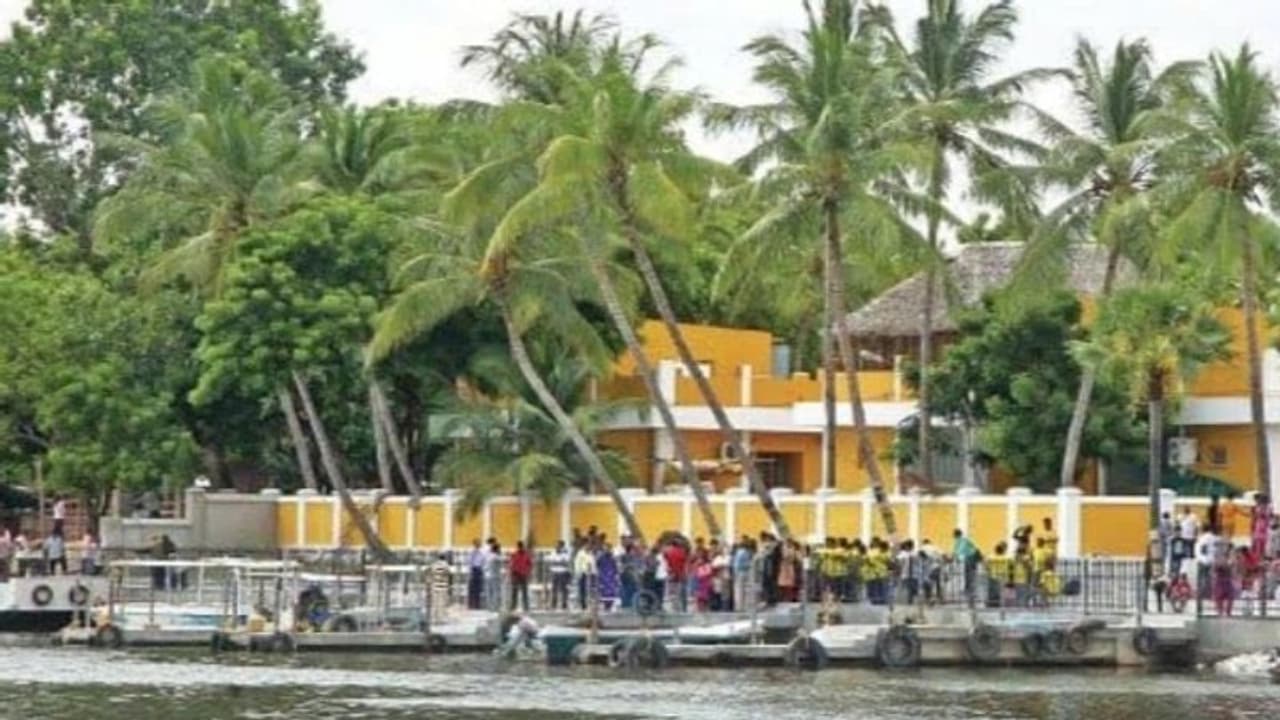 இதைச் செய்யாமல் சுற்றுலாத் துறையை வளர்க்கவே முடியாது: நாடாளுமன்றக் குழு மத்திய அரசுக்குப் பரிந்துரை இதைச் செய்யாமல் சுற்றுலாத் துறையை வளர்க்கவே முடியாது: நாடாளுமன்றக் குழு மத்திய அரசுக்குப் பரிந்துரை