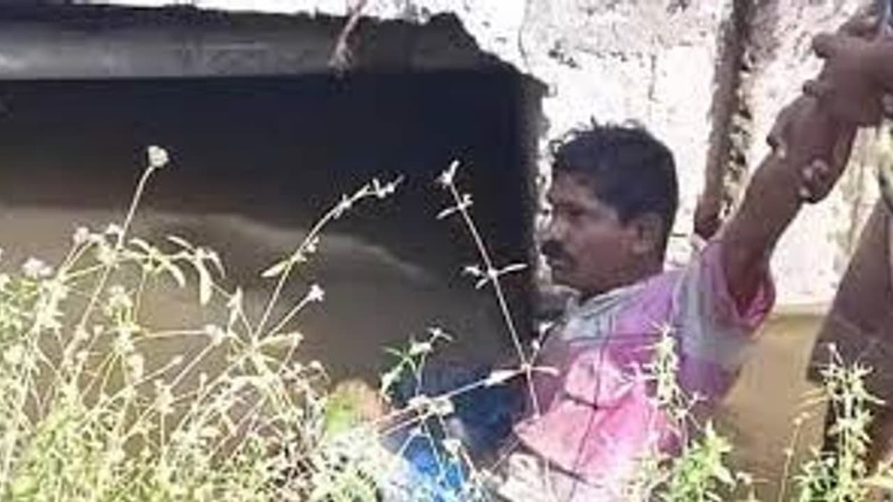 3 மணி நேரம் தண்ணீரில் மிதந்த சடலம்..மீட்க சென்ற போது அதிர்ச்சி.. குடிமகன்களின் தொடரும் அட்ராசிட்டிகள்.. 3 மணி நேரம் தண்ணீரில் மிதந்த சடலம்..மீட்க சென்ற போது அதிர்ச்சி.. குடிமகன்களின் தொடரும் அட்ராசிட்டிகள்..