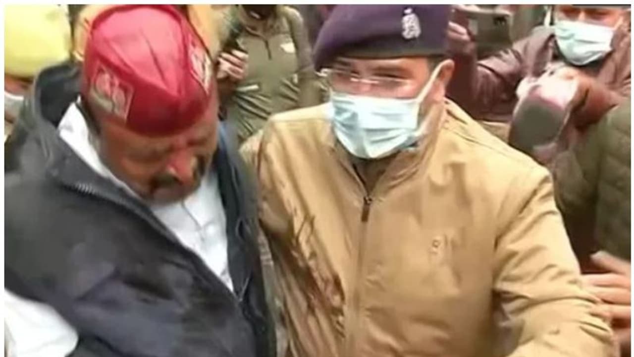 UP Election 2022 : സീറ്റ് നിഷേധിച്ചു; പാര്ട്ടി ഓഫിസിന് മുന്നില് തീകൊളുത്തി ആത്മഹത്യ ശ്രമിച്ച് നേതാവ് UP Election 2022 : സീറ്റ് നിഷേധിച്ചു; പാര്ട്ടി ഓഫിസിന് മുന്നില് തീകൊളുത്തി ആത്മഹത്യ ശ്രമിച്ച് നേതാവ്