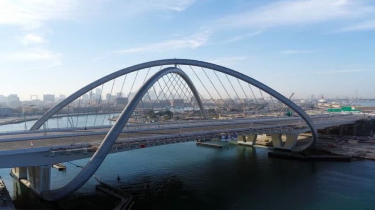 World Class Engineering: 16 जनवरी से खोला गया 12 लेन वाला Infinity Bridge, हर घंटे गुजर सकेंगे 24 हजार वाहन World Class Engineering: 16 जनवरी से खोला गया 12 लेन वाला Infinity Bridge, हर घंटे गुजर सकेंगे 24 हजार वाहन