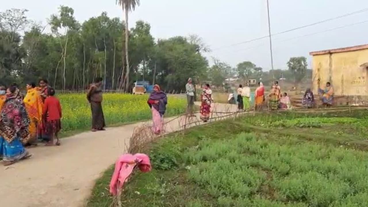 পরকীয়ার অভিযোগে ঘাটালে মারধর গৃহবধূকে, কাটা হল চুল, গ্রেফতার ৬ পরকীয়ার অভিযোগে ঘাটালে মারধর গৃহবধূকে, কাটা হল চুল, গ্রেফতার ৬