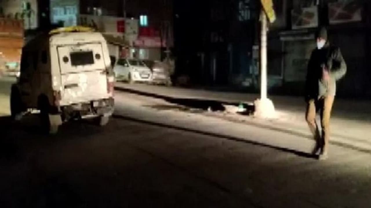 Srinagar में आतंकियों ने पुलिस पेट्रोलिंग पार्टी पर किया ग्रेनेड हमला, 1 पुलिस अधिकारी और 1 नागरिक घायल Srinagar में आतंकियों ने पुलिस पेट्रोलिंग पार्टी पर किया ग्रेनेड हमला, 1 पुलिस अधिकारी और 1 नागरिक घायल