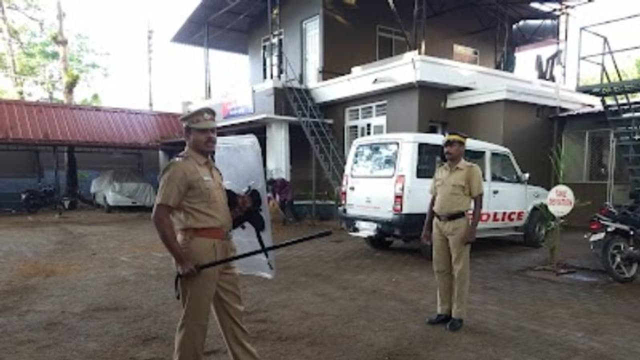 Kottayam Murder : കോട്ടയത്ത് യുവാവിനെ തല്ലിക്കൊന്ന് പൊലീസ് സ്റ്റേഷന് മുന്നിലിട്ടു