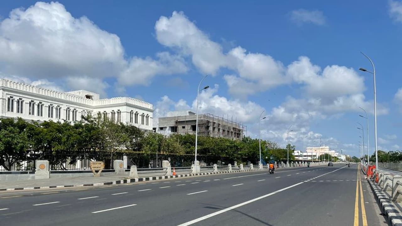 மக்களே வாங்க வேண்டியதை இப்பவே வாங்கி வச்சுக்குங்க.. வர்ற ஞாயிற்று கிழமையும் ஊரடக்காம்.. மக்களே வாங்க வேண்டியதை இப்பவே வாங்கி வச்சுக்குங்க.. வர்ற ஞாயிற்று கிழமையும் ஊரடக்காம்..