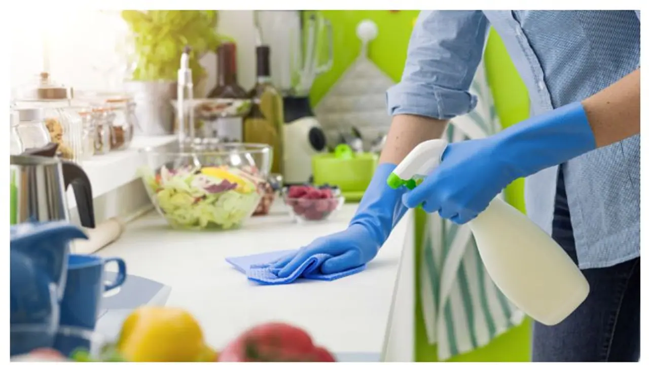 உங்கள் சமையலறை கிருமி நீக்கம் செய்து... சுத்தமாக வைத்திருப்பது எப்படி? மூன்று எளிய டிப்ஸ் இதோ! உங்கள் சமையலறை கிருமி நீக்கம் செய்து... சுத்தமாக வைத்திருப்பது எப்படி? மூன்று எளிய டிப்ஸ் இதோ!