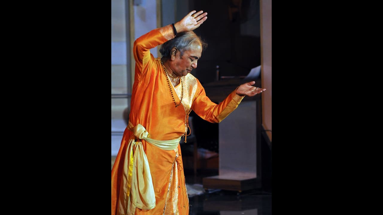 চিরনিদ্রায় কত্থক সম্রাট, গুরু বিরজু মহারাজের প্রয়াণে শোকজ্ঞাপনে শিল্পীমহল চিরনিদ্রায় কত্থক সম্রাট, গুরু বিরজু মহারাজের প্রয়াণে শোকজ্ঞাপনে শিল্পীমহল