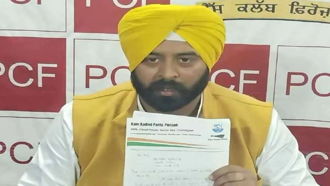 Punjab Election 2022: आम आदमी पार्टी में बगावत, चुनाव से ठीक पहले आशु बांगड़ ने छोड़ा साथ, कतार में कई और नाम Punjab Election 2022: आम आदमी पार्टी में बगावत, चुनाव से ठीक पहले आशु बांगड़ ने छोड़ा साथ, कतार में कई और नाम