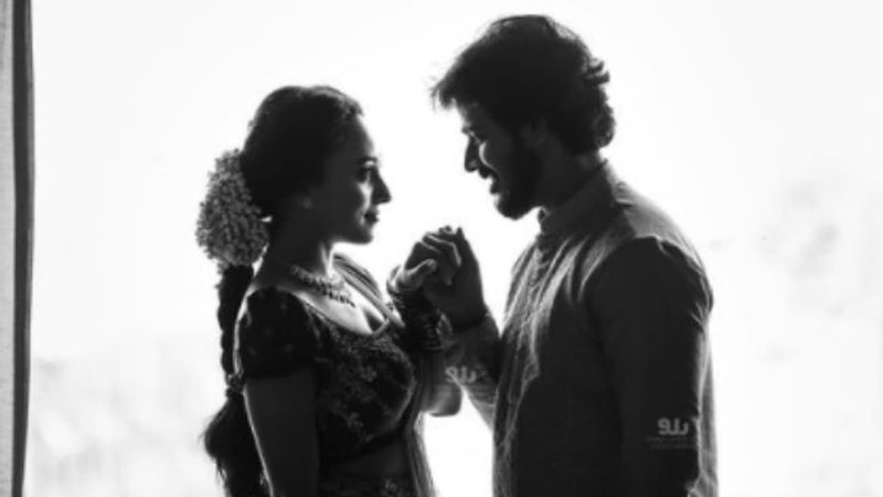 Pearle Maaney : 'അന്ന് കൈകോര്‍ത്തതിന്റെ സന്തോഷം', വിവാഹ നിശ്ചയത്തിന്റെ വാര്‍ഷികത്തില്‍ പേളി മാണി