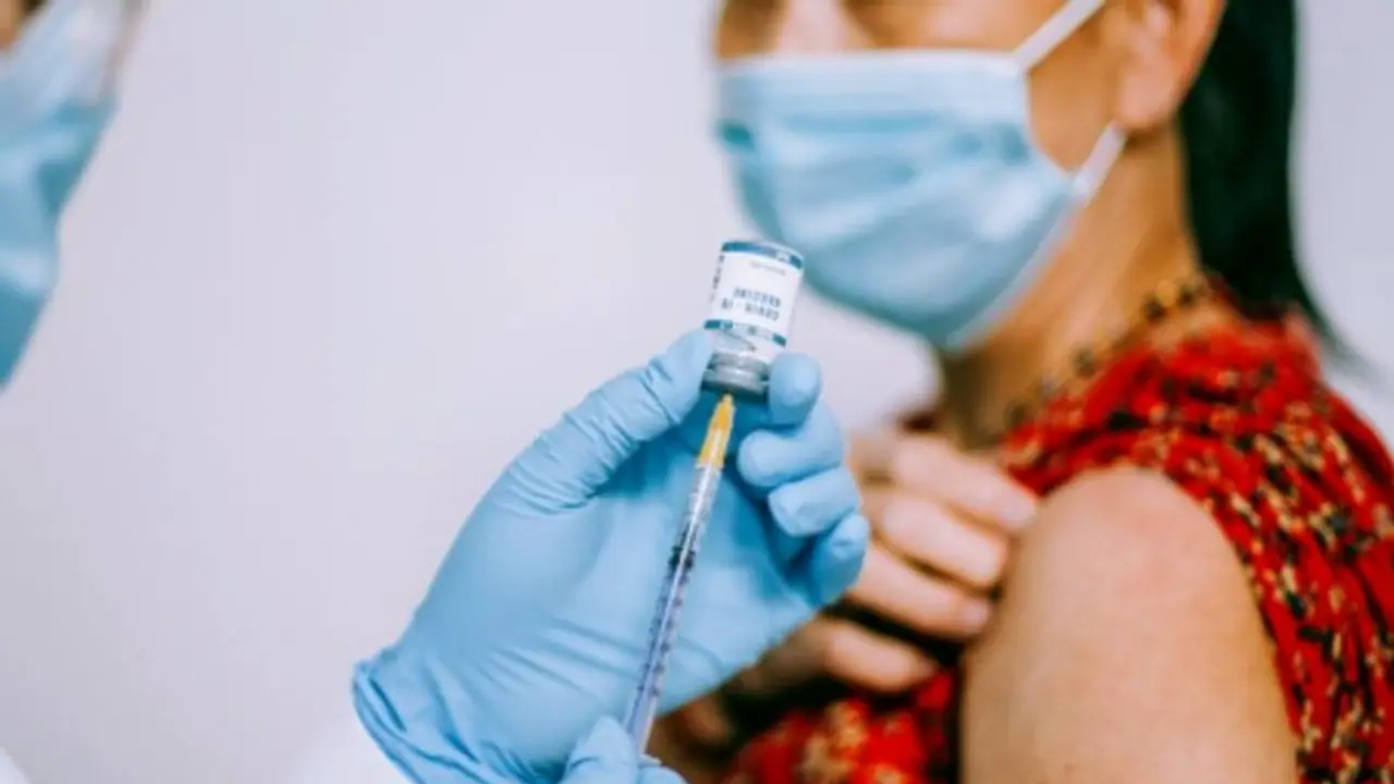 Covid vaccine: ഈ രാജ്യത്തെ 60 കഴിഞ്ഞവര്‍ വാക്‌സിന്‍ എടുത്തില്ലെങ്കില്‍ ഇനി പിഴ അടക്കേണ്ടി വരും!