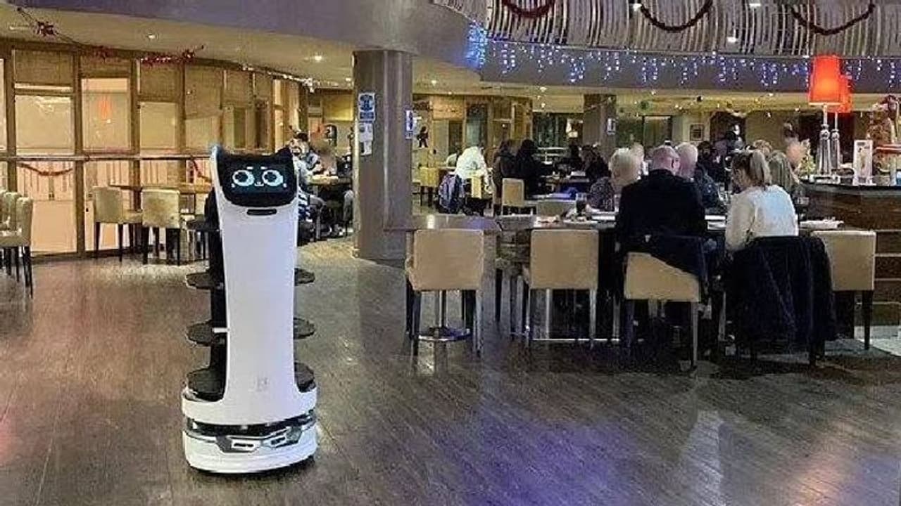 ഭക്ഷണം വിളമ്പാൻ റോബോട്ട്, കൊവിഡിന് പിന്നാലെ മാറുന്ന ലോകം