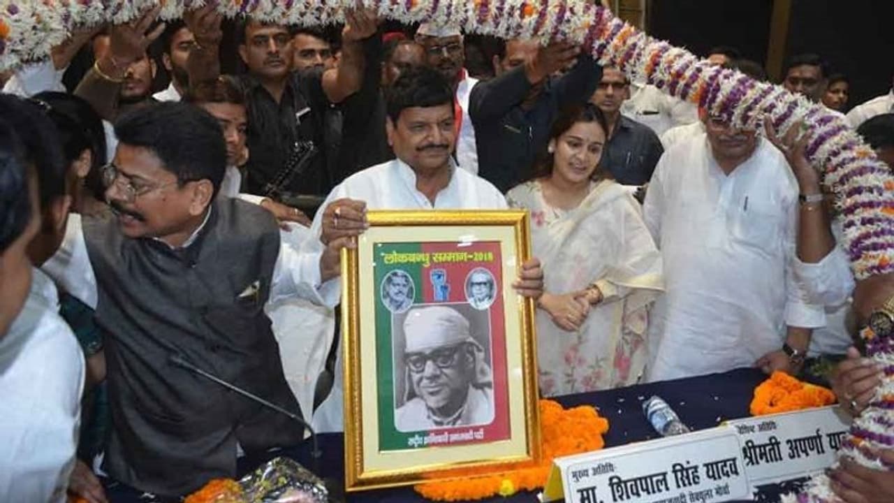 बीजेपी में जाने की चर्चाओं पर चाचा शिवपाल ने बहू अपर्णा यादव को दे डाली यह नसीहत बीजेपी में जाने की चर्चाओं पर चाचा शिवपाल ने बहू अपर्णा यादव को दे डाली यह नसीहत