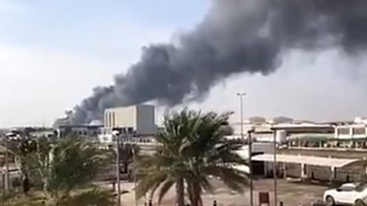 AbuDhabi explosion: அதிர்ச்சி தகவல்..அபுதாபி ட்ரோன் தாக்குதலில் மூவர் பலி.. 2 பேர் இந்த நாட்டை சேர்ந்தவர்கள்!! AbuDhabi explosion: அதிர்ச்சி தகவல்..அபுதாபி ட்ரோன் தாக்குதலில் மூவர் பலி.. 2 பேர் இந்த நாட்டை சேர்ந்தவர்கள்!!