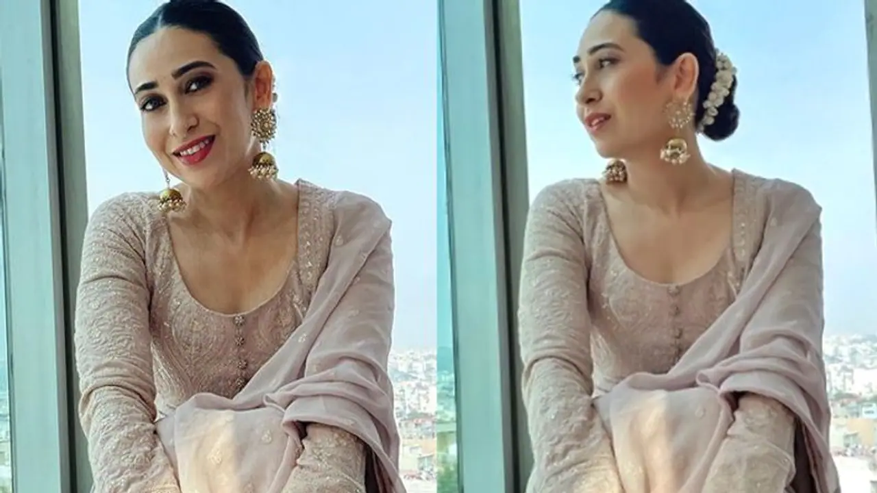 बालों में गजरा, कानों में बड़े बड़े झुमके पहन बेहद खूबसूरत लगीं Karishma Kapoor, एक ने बताया परमसुंदरी बालों में गजरा, कानों में बड़े बड़े झुमके पहन बेहद खूबसूरत लगीं Karishma Kapoor, एक ने बताया परमसुंदरी