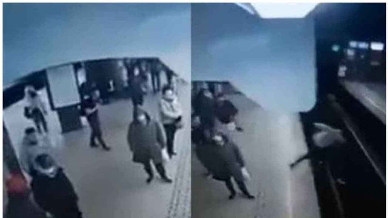 മെട്രോ സ്റ്റേഷനില് യുവതിയെ ഓടുന്ന ട്രെയിനിന് മുന്നിലേക്ക് തള്ളിയിട്ടു; രക്ഷപ്പെട്ടത് തലനാരിഴക്ക്, വീഡിയോ മെട്രോ സ്റ്റേഷനില് യുവതിയെ ഓടുന്ന ട്രെയിനിന് മുന്നിലേക്ക് തള്ളിയിട്ടു; രക്ഷപ്പെട്ടത് തലനാരിഴക്ക്, വീഡിയോ