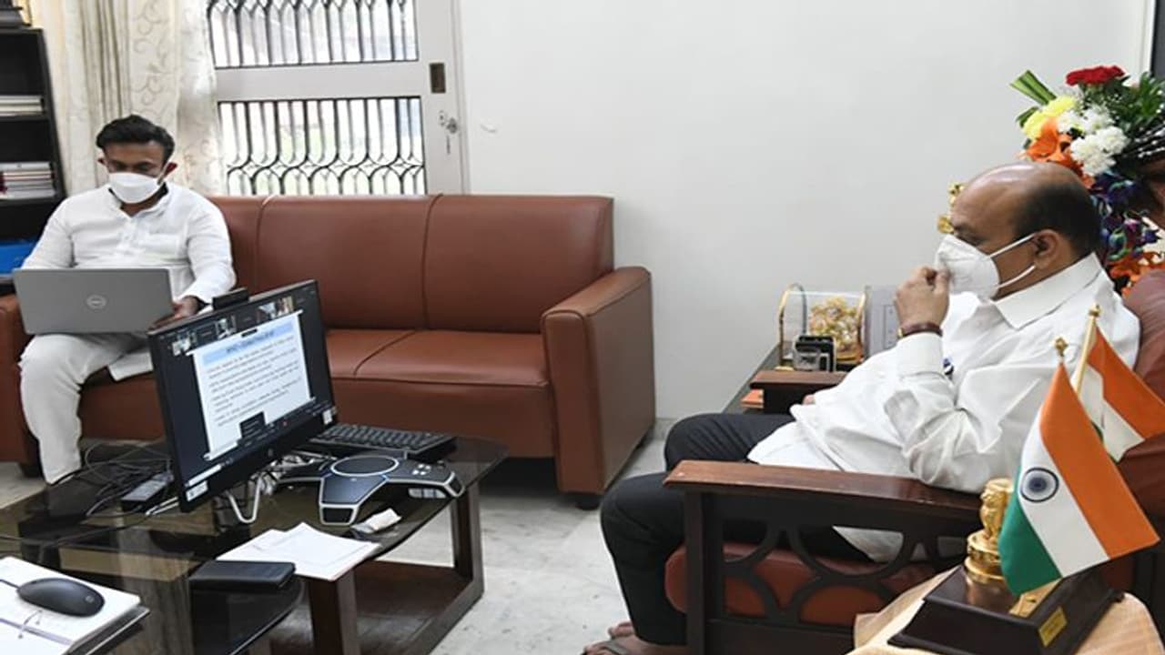 कर्नाटक में कोरोना संक्रमण के नए मामले सिर्फ 3 दिन में डबल, सीएम बोम्मई ने अफसरों के साथ की इमरजेंसी मीटिंग कर्नाटक में कोरोना संक्रमण के नए मामले सिर्फ 3 दिन में डबल, सीएम बोम्मई ने अफसरों के साथ की इमरजेंसी मीटिंग