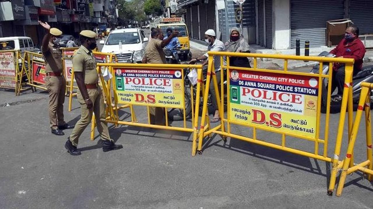 Corona Chennai : 10 ஆயிரம் தெருக்களில் கபடி விளையாடிய கொரோனா.. மண்டைய பிய்த்துக் கொள்ளும் அதிகாரிகள். Corona Chennai : 10 ஆயிரம் தெருக்களில் கபடி விளையாடிய கொரோனா.. மண்டைய பிய்த்துக் கொள்ளும் அதிகாரிகள்.