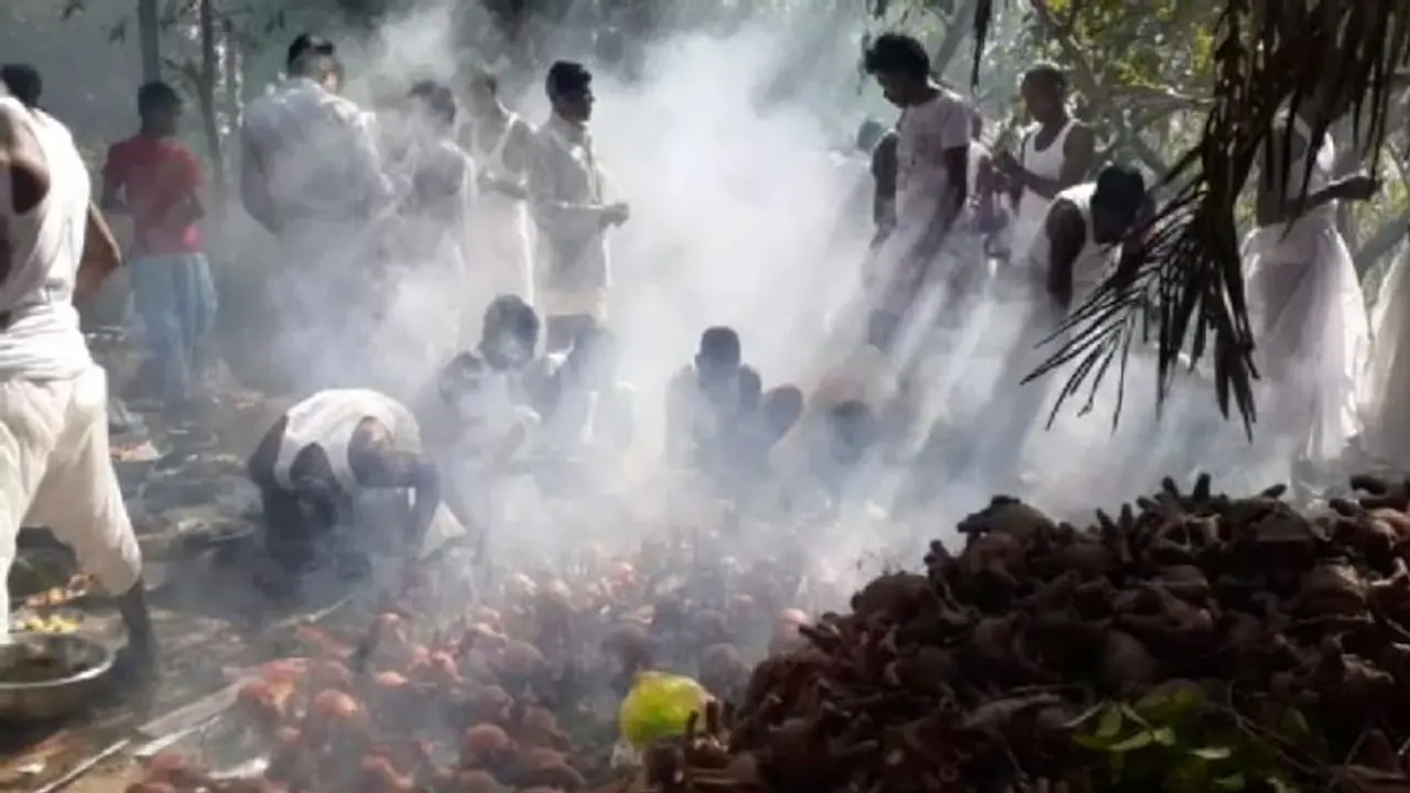 Purulia Puja:নিস্তব্ধ জঙ্গলে নিষিদ্ধ মহিলাদের প্রবেশ, মারামবুরুর পুজোর অজানা ইতিহাস Purulia Puja:নিস্তব্ধ জঙ্গলে নিষিদ্ধ মহিলাদের প্রবেশ, মারামবুরুর পুজোর অজানা ইতিহাস