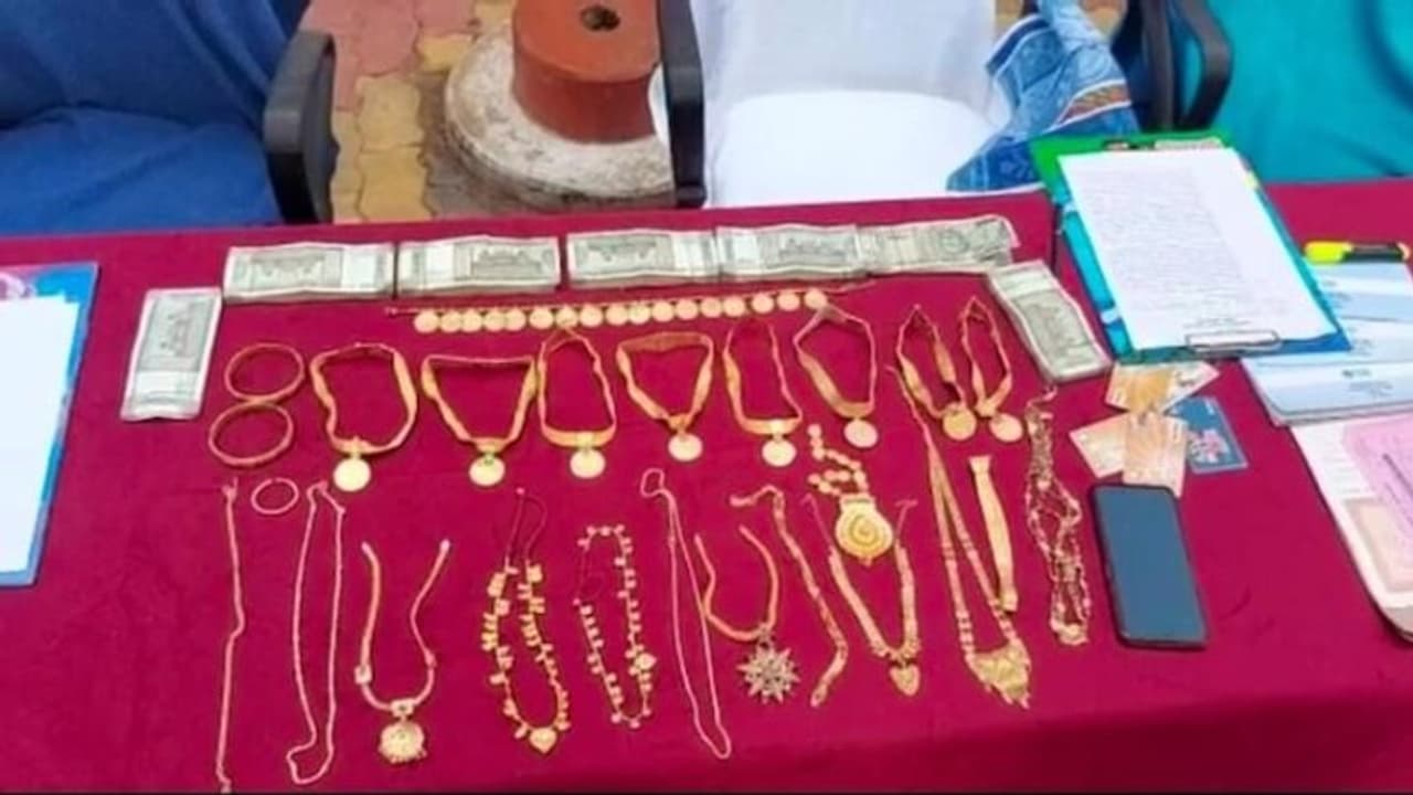 Bank Robbery : രാത്രി മുഴുവൻ ബാങ്കിൽ ഒളിച്ചിരുന്ന് കവർച്ച, മുൻ ജീവനക്കാരൻ കവർന്നത് 1.6 കിലോ സ്വർണ്ണം