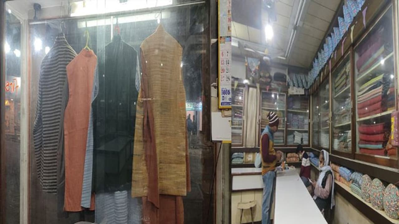 चुनावी मौसम में गरमाया काशी का खादी कपड़ा बाजार, नेता कार्यकर्ता खरीद रहे पोशाक चुनावी मौसम में गरमाया काशी का खादी कपड़ा बाजार, नेता कार्यकर्ता खरीद रहे पोशाक