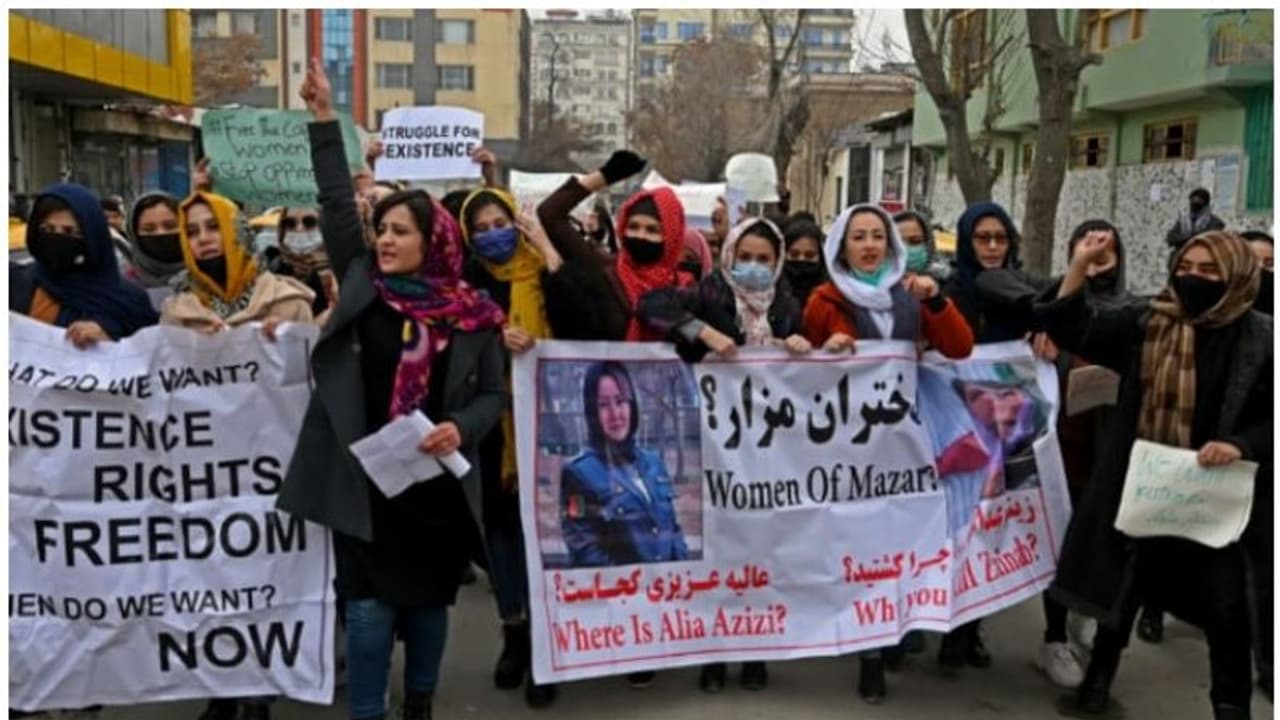 Taliban attacks woman : സമരം ചെയ്ത വനിതകള്ക്ക് നേരെ കുരുമുളക് സ്പ്രേ ചെയ്ത് താലിബാന് Taliban attacks woman : സമരം ചെയ്ത വനിതകള്ക്ക് നേരെ കുരുമുളക് സ്പ്രേ ചെയ്ത് താലിബാന്