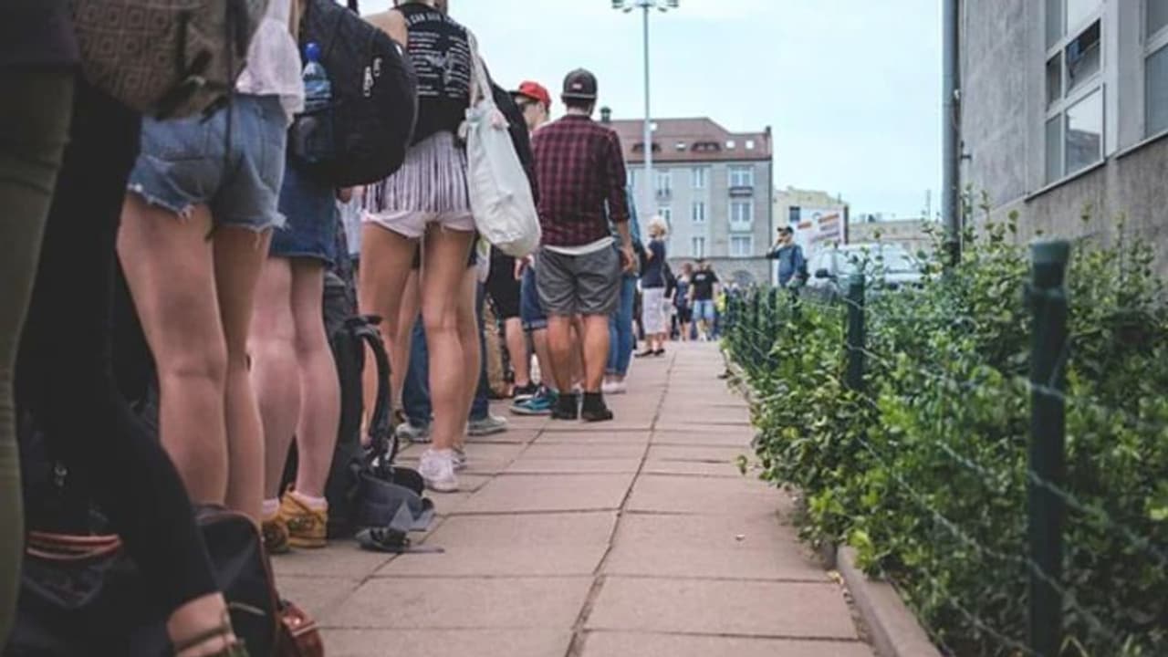 പണം നൽകൂ വരി നിൽക്കാം, കാല് കുഴയും വരെ ക്യൂ നിന്ന് ഫ്രെഡി സമ്പാദിക്കുന്നത് ദിവസം 16000 രൂപ പണം നൽകൂ വരി നിൽക്കാം, കാല് കുഴയും വരെ ക്യൂ നിന്ന് ഫ്രെഡി സമ്പാദിക്കുന്നത് ദിവസം 16000 രൂപ