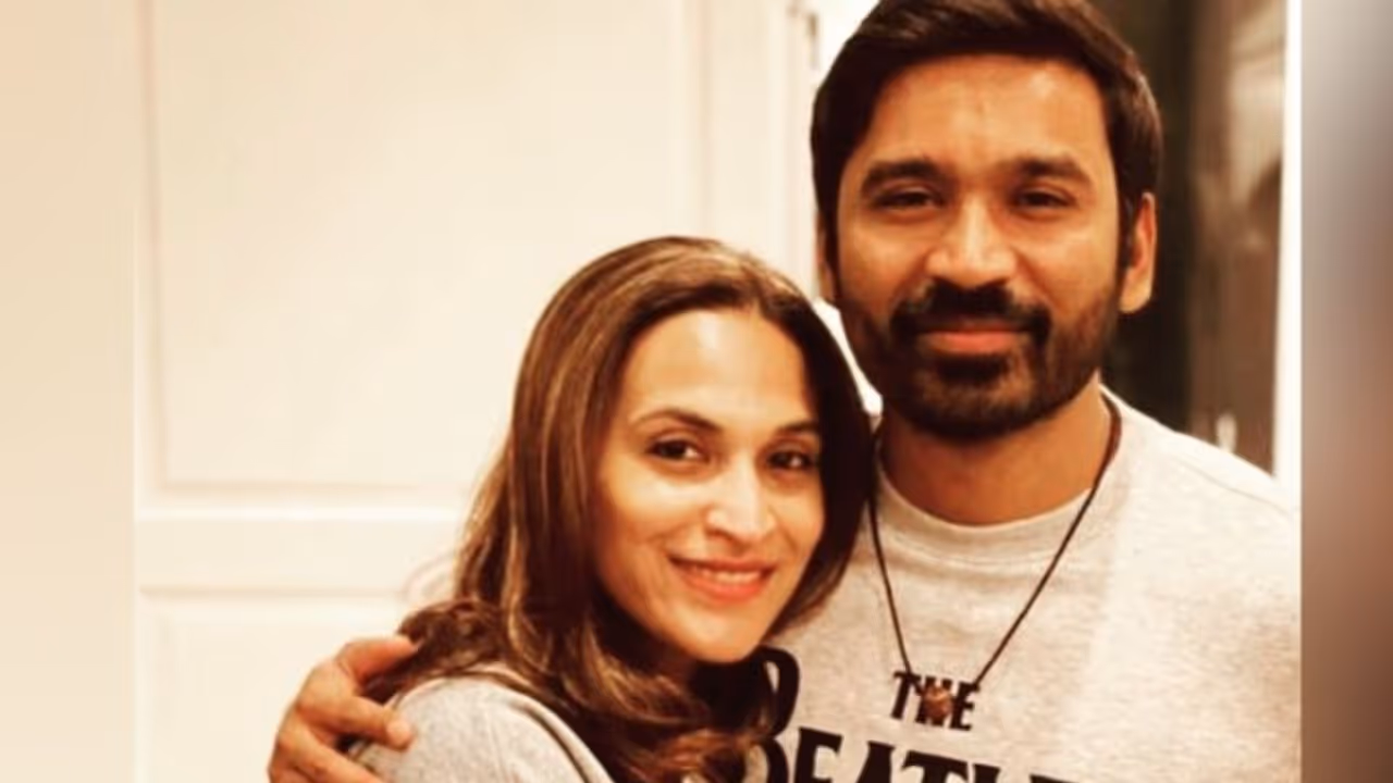 Dhanush : கண்கள் உன்னைத் தேடுது மானே னு ஐஸ்வர்யாவிடம் உருகிய தனுஷ்... வீடியோவை பார்த்து மனமுடைந்த ரசிகர்கள் Dhanush : கண்கள் உன்னைத் தேடுது மானே னு ஐஸ்வர்யாவிடம் உருகிய தனுஷ்... வீடியோவை பார்த்து மனமுடைந்த ரசிகர்கள்