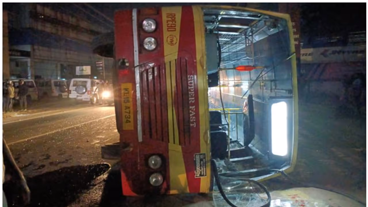 KSRTC Bus Accident : കോട്ടയത്ത് കെഎസ്ആർടിസി ബസ് തലകീഴായി മറിഞ്ഞു; 16 പേർക്ക് പരിക്ക്, ഒരാളുടെ നില ഗുരുതരം