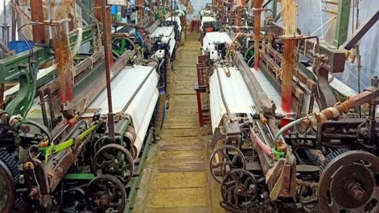 விசைத்தறி உரிமையாளர்கள் 'திடீர்' போராட்டம்.. 400 கோடி இழப்பு ஏற்படும் அபாயம்..? கண்டுகொள்ளுமா அரசு..?