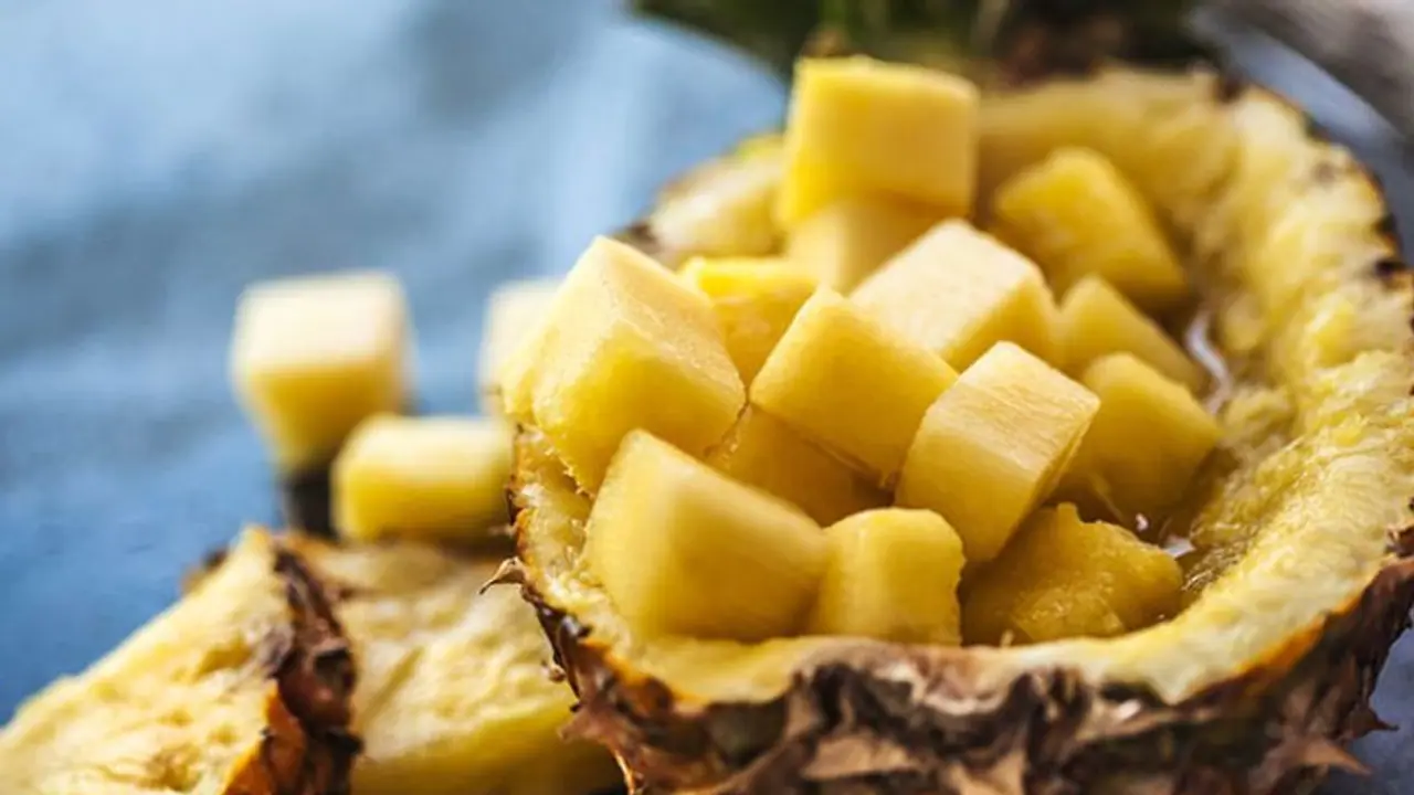 പൈനാപ്പിള് കഴിക്കുന്നതും മുടിയുടെ ആരോഗ്യവും തമ്മില് ബന്ധം! പൈനാപ്പിള് കഴിക്കുന്നതും മുടിയുടെ ആരോഗ്യവും തമ്മില് ബന്ധം!
